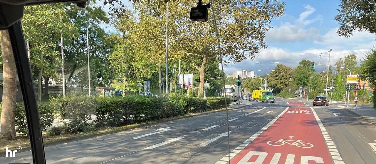 Bahn frei, so soll es sein. Wenn jemand die Spur blockiert, kann der Busfahrer die Kamera auslösen. | Ariane Wick (hr) Ein Bus mit einer Frontkamera und Blick auf die Busspur