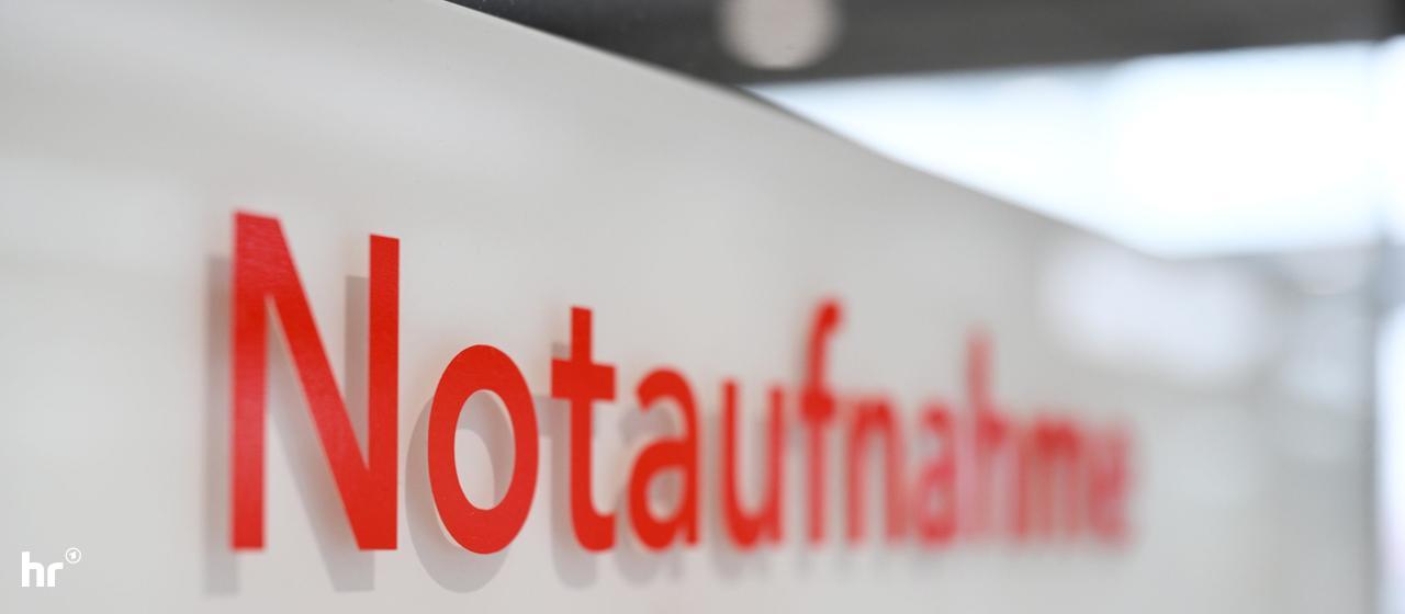 Auf einem Schild in einem Krankenhaus ist das Wort "Notaufnahme" zu sehen. 