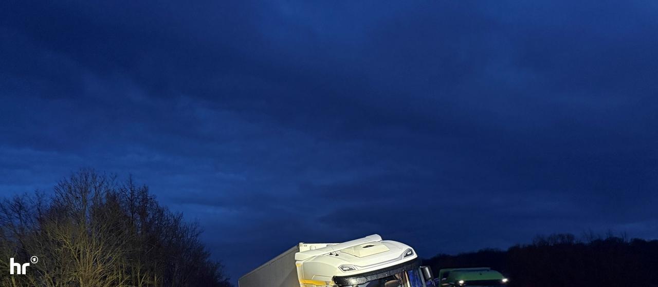 Unfallstelle auf der A3 bei Wiesbaden | Mike Seeboth Feuerwehrleute an der Unfallstelle auf A3 bei Wiesbaden