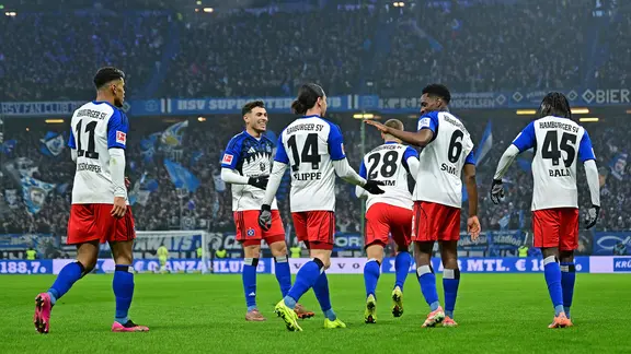 Die HSV-Spieler jubeln zusammen.