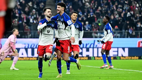 Die HSV-Spieler Fabio Vieira (v.l.) und Daniel Elfadli bejubeln einen Treffer.