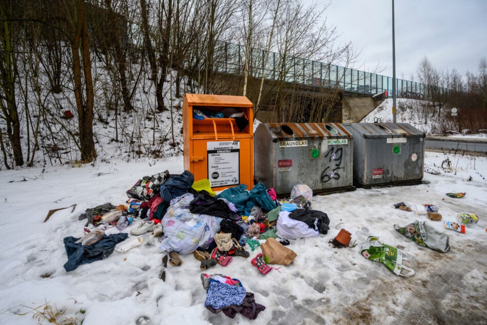 Überall in der Stadt türmen sich aktuell Berge vor den Altkleidercontainern.