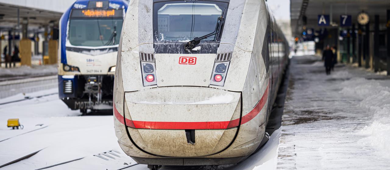ICE steht am Bahnhof Hannover an verschneitem Bahnsteig
