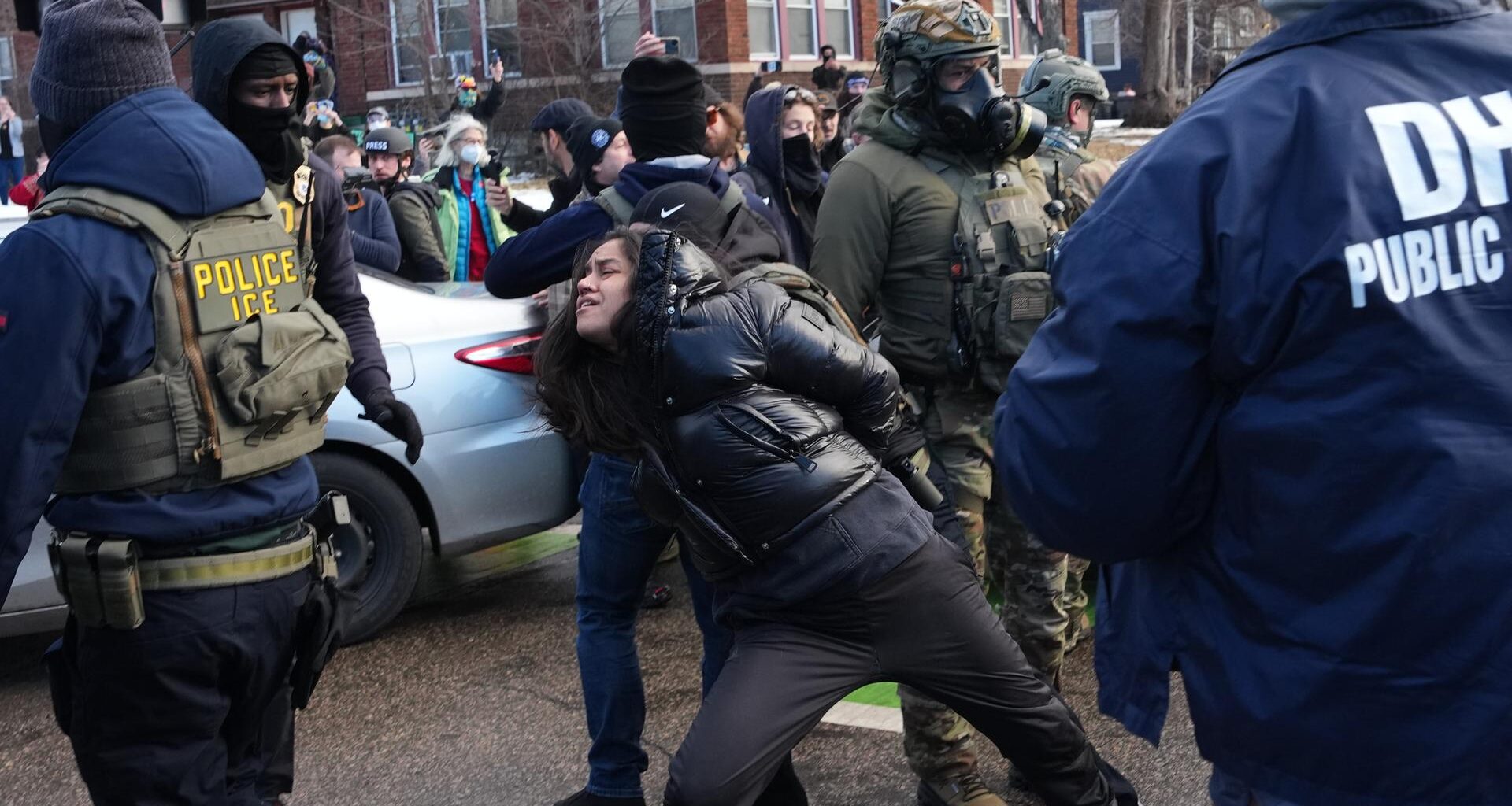 Eine Frau in Minneapolis wird von Beamten der US-Migrationsbehörde ICE aus ihrem Auto gezerrt.