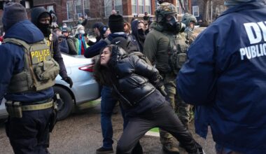 Eine Frau in Minneapolis wird von Beamten der US-Migrationsbehörde ICE aus ihrem Auto gezerrt.