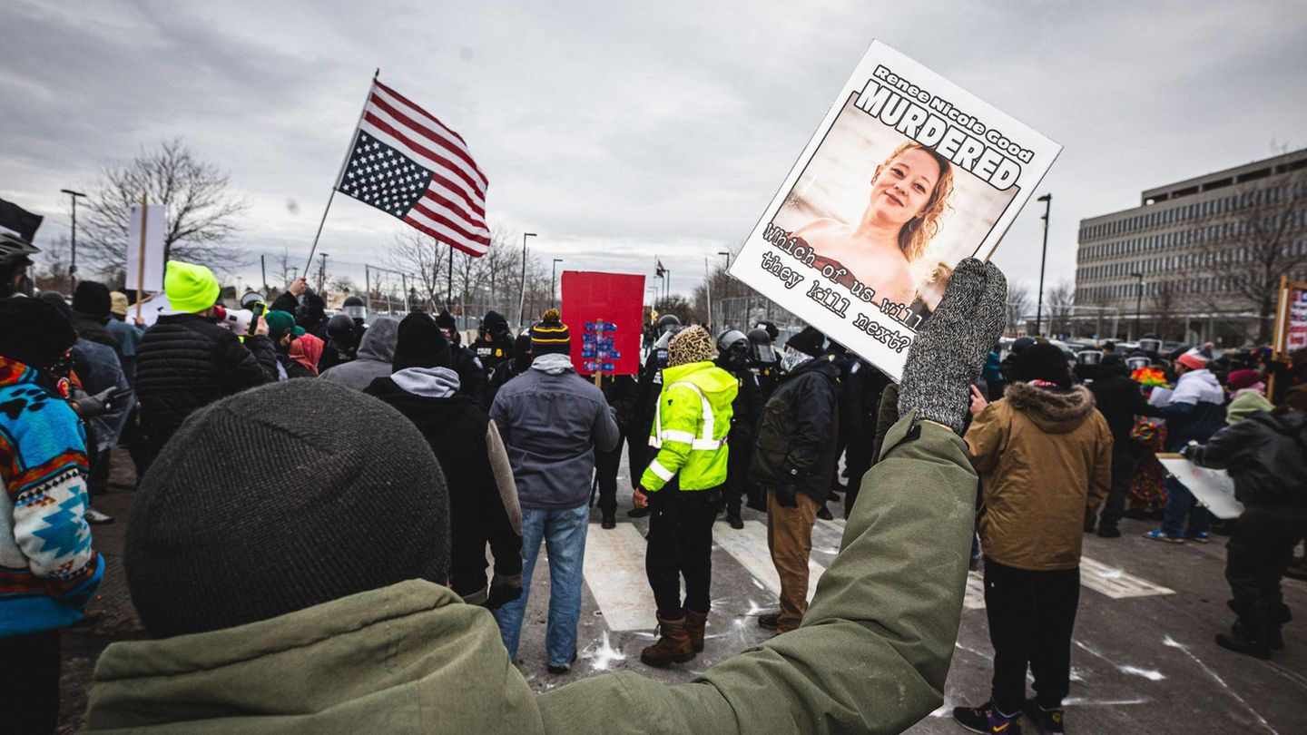 Protest in Minneapolis gegen die ICE-Behörde, aus Demonstrationsschild ist erschossene Renée Good zu sehen
