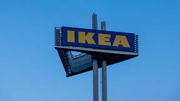 Auf einem Schild steht der gelbe Schriftzug von IKEA auf blauem Hintergrund. | picture alliance / W2Art / Thorsten Wagner Auf einem Schild steht der gelbe Schriftzug von IKEA auf blauem Hintergrund.