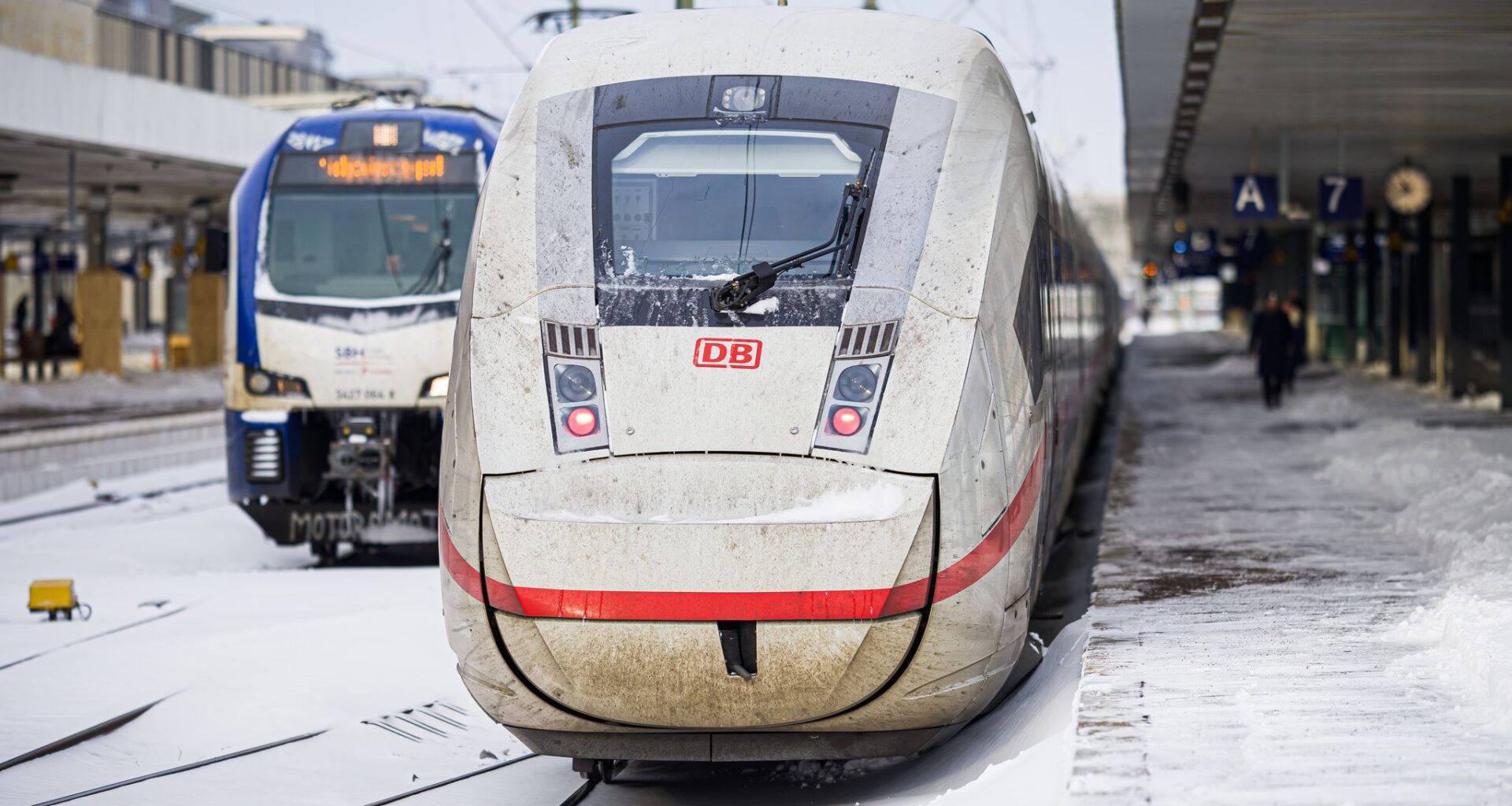 Der Bahnverkehr in Niedersachsen läuft nach dem Wetterchaos mit Einschränkungen wieder an.  Moritz Frankenberg/dpa