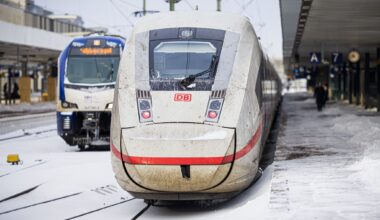 Der Bahnverkehr in Niedersachsen läuft nach dem Wetterchaos mit Einschränkungen wieder an.  Moritz Frankenberg/dpa