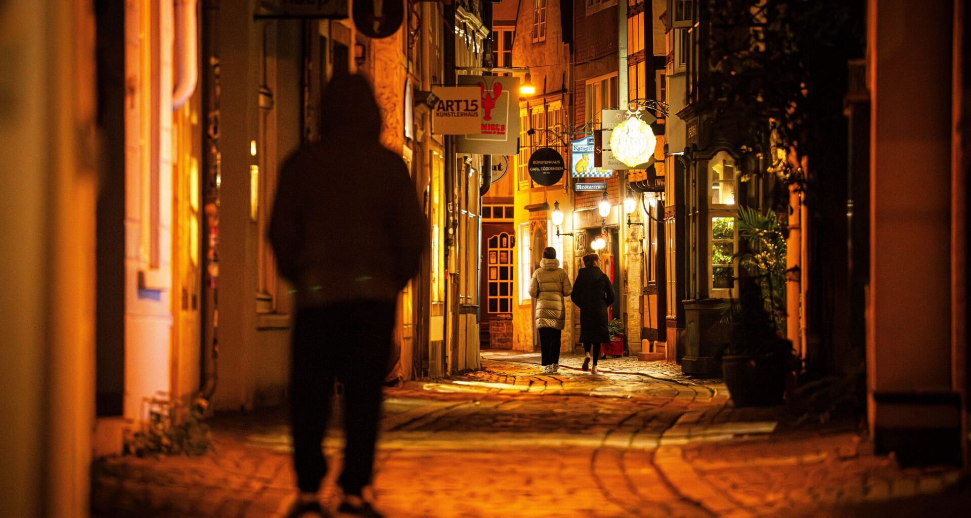 Viele Menschen fühlen sich nachts allein unsicher – das gilt vor allem für Frauen. (Symbolfoto) Sina Schuldt/dpa