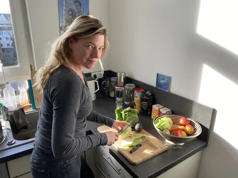 Focus-Redakteurin Sonja Fröhlich beim Schnippeln in ihrer Küche