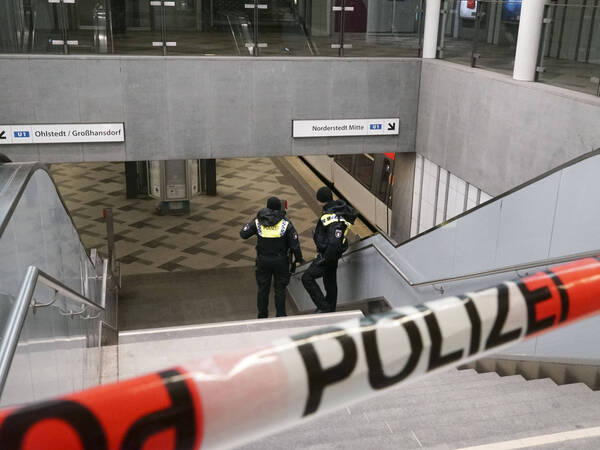 Polizei und Feuerwehr im Einsatz.Zwei Personen von der Hamburger U-Bahn in der Nacht ueberollt und getoetet Hamburg am 30.01.2026 Hamburg Deutschland *** Police and fire department on duty Two people rolled over and killed by Hamburg underground train during the night Hamburg on 30 01 2026 Hamburg Germany