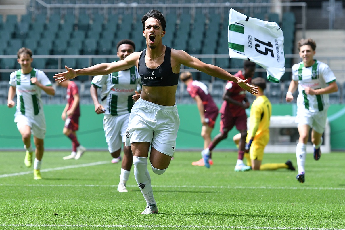 Can Güner bejubelt ein Tor.