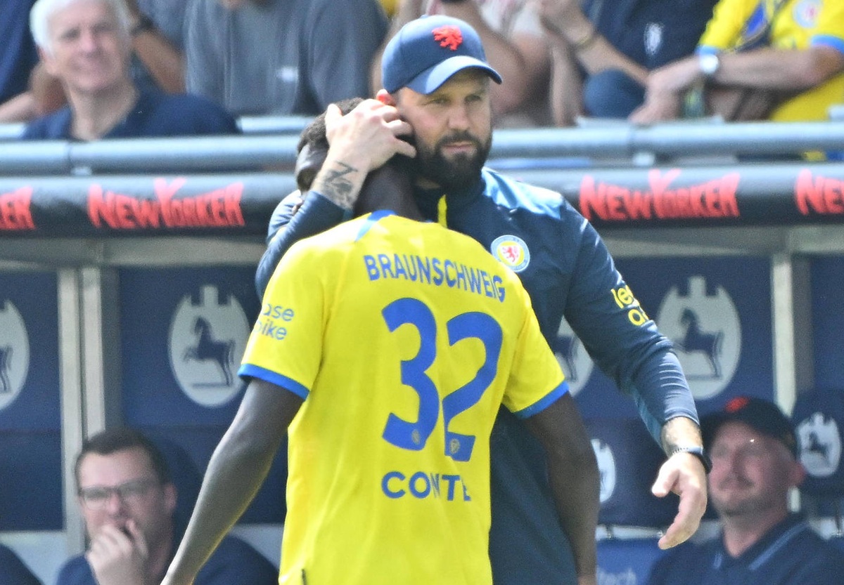 Heiner Backhaus umarmt Christian Conteh.