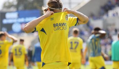 Levente Szabo zieht sein Trikot über den Kopf.