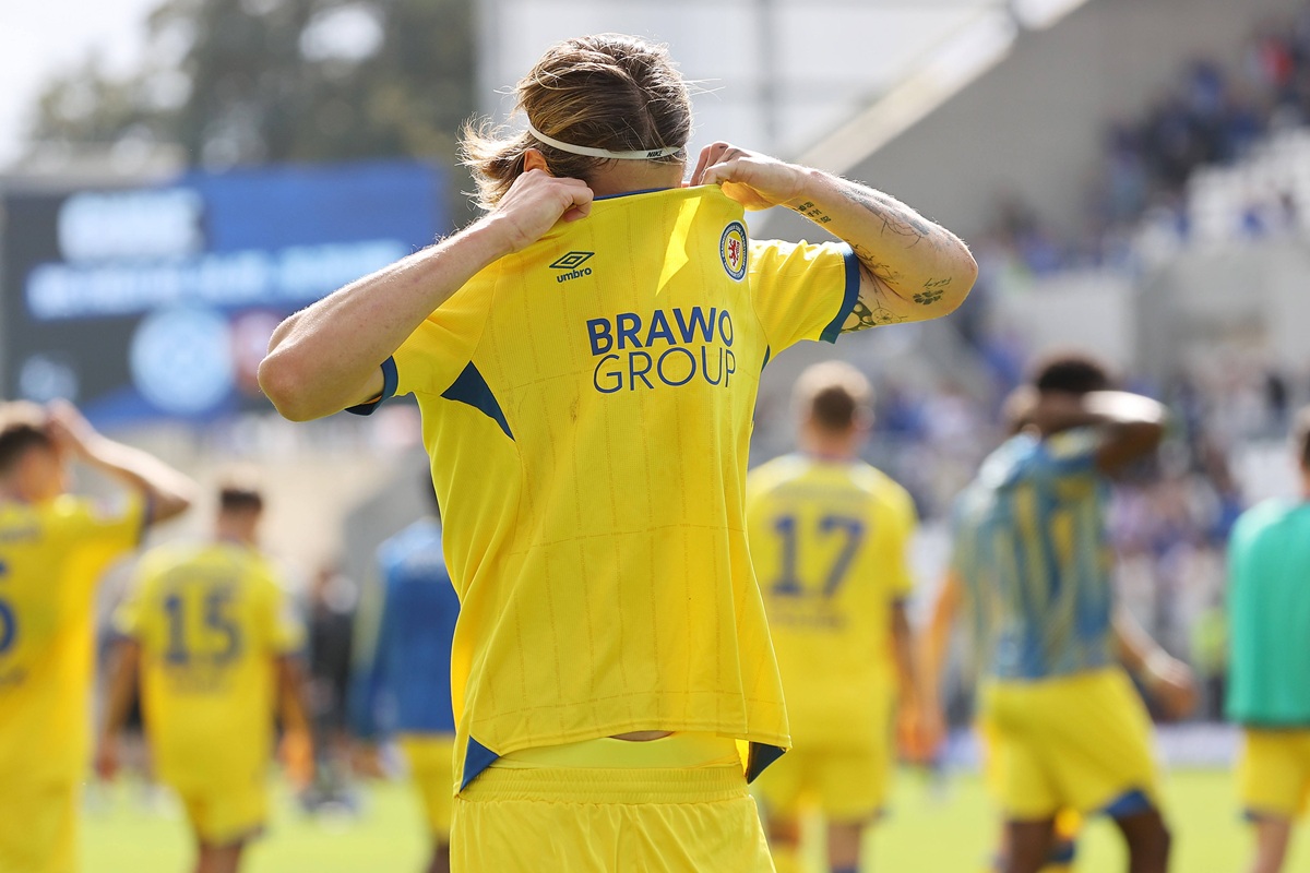 Levente Szabo zieht sein Trikot über den Kopf.