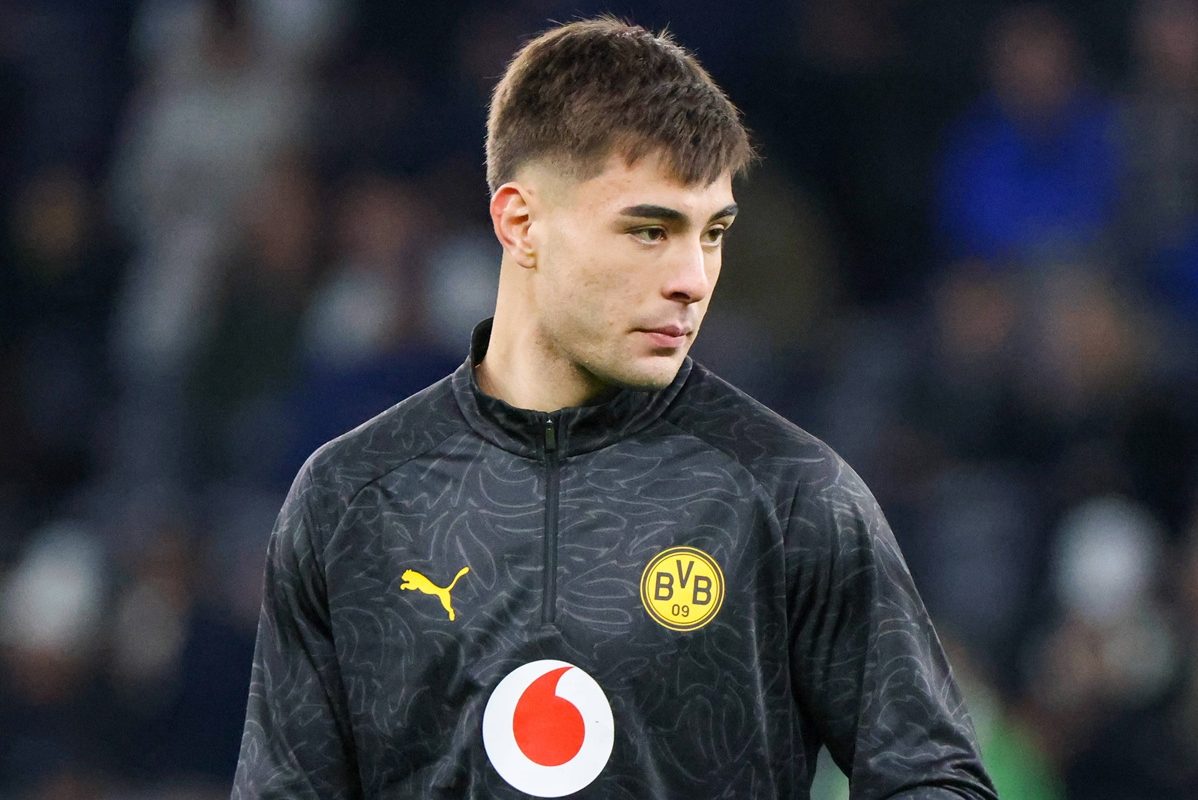 Aaron Anselmino vor einem Champions-League-Spiel von Borussia Dortmund.