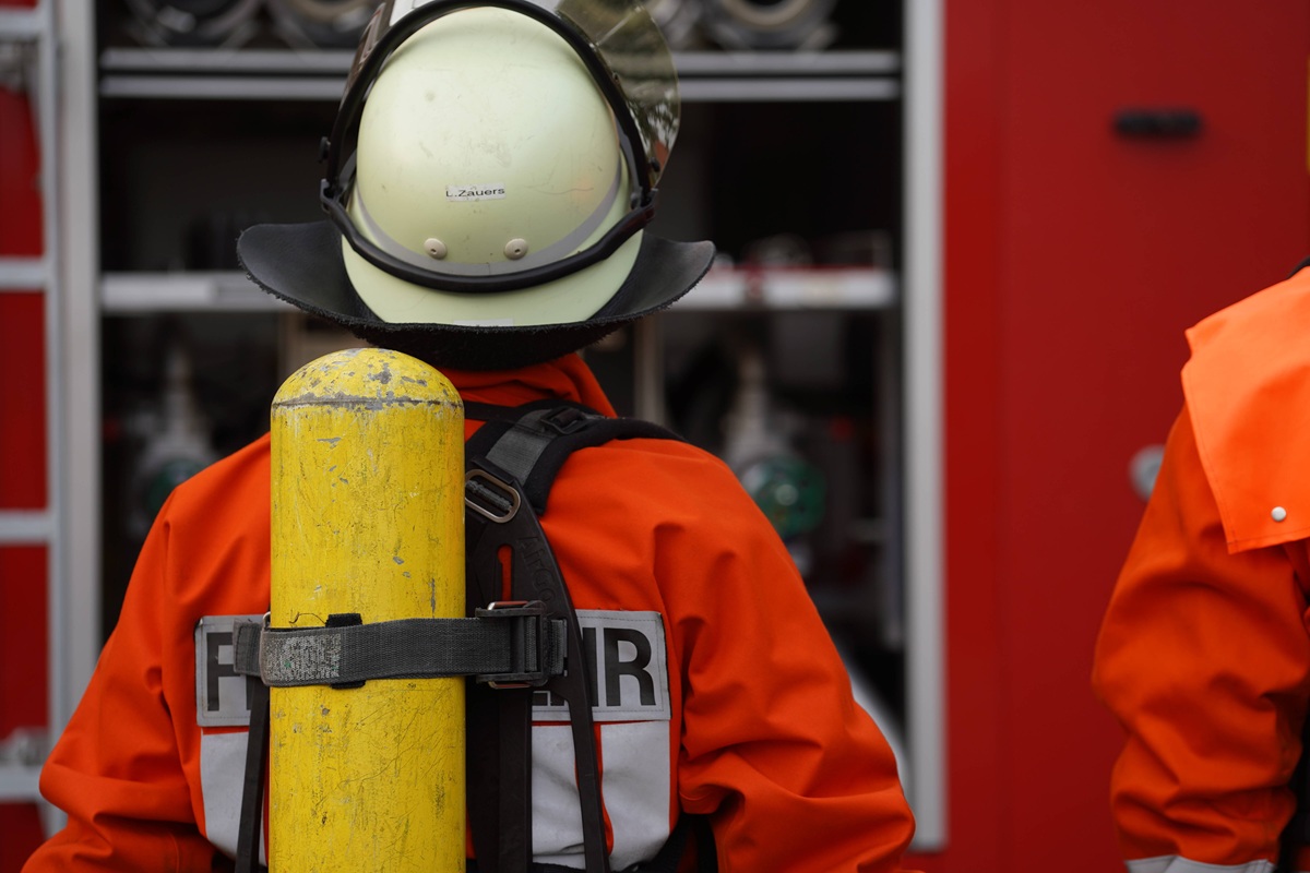 Meterhohe Flammen bedrohen Hausbewohner in Braunschweig! Menschen geraten in Panik