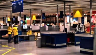 Ikea-Mitarbeiter stehen an einer leeren SB-Kasse.