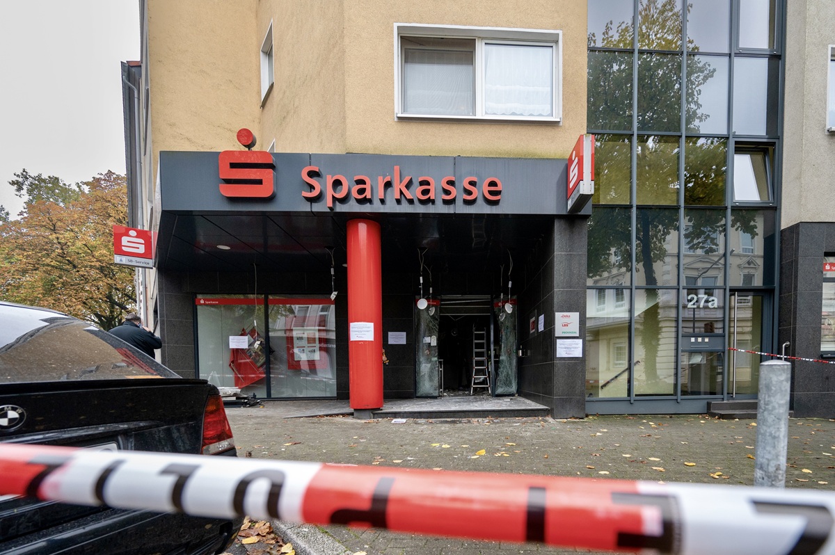 Sparkasse in Gelsenkirchen abgesperrt.