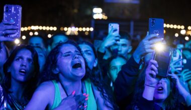Kreischende Fans bei einem Konzert.