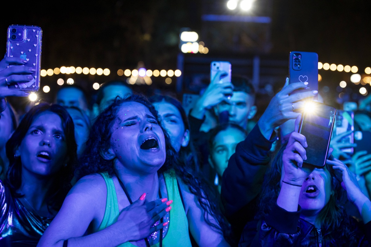 Kreischende Fans bei einem Konzert.
