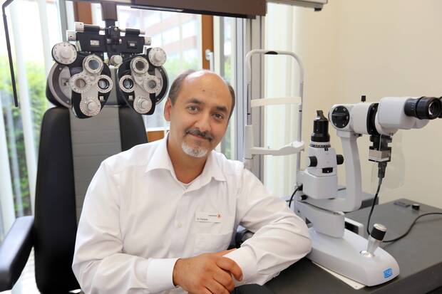 München, 24. Oktober 20176 Dr. Amir-Mobarez Parasta, leitender Arzt im Augenzentrum München-Riem, wendet seit einigen Monaten eine noch junge Therapie ( EBS - Electrononical Brain Synchronization) an, um geschädigte Sehnerven zu neuem leben zu erwecken. Nach einer eingehenden Augenuntersuchung wwird mithilfe einer Messhaube und einer Simulatiosnbrille Strom durch den sehnerv ins Gehirn geleitet. Ugeschädigte Zellen bleiben aktiv, geschädigte Nerven versucht der Körper zu reparieren. Die Gehirnströme werden gemsessen und jeder Patient braucht eine individuelle Frequenz und Stromstärke. Eine Sitzung dauert etwa 70 Minuten ist nicht gefährlich oder schmerzhaft - die EBS-Behandlung unfasst sieben bis 10 Sitzungen

Munich 24 October  Dr Amir Mobarez  Senior Doctor in  Munich Riem apply since some Months a yet Boy Therapy EBS  Brain synchronization to to injured Optic nerves to anew Life to awaken after a incoming  Eye examination  help a  and a  Stream through the Optic nerve ins Brain Guided  Cells remain active injured Nerves tries the Body to fix the Brain flows will  and each Patient needs a individual Frequency and Amperage a Meeting lasts about 70 Minutes is not dangerous Or painful the EBS Treatment  Seven until 10 Meetings  