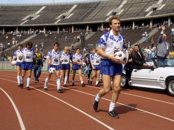 Bildnummer: 07989222  Datum: 13.05.1990  Copyright: imago/Kicker/Liedel
Theo Gries (Hertha BSC Berlin, vorn) - Einmarsch - DEUTSCHSPRACHIGE SPORTZEITSCHRIFTEN UND -ZEITUNGEN NUR NACH RÜCKSPRACHE; Fussball GER vdia xdp quer 2. BL 1989/1990, Hertha BSC Berlin - SC Fortuna Köln 3:0 Einmarsch, einlaufen, auflaufen

Image number 07989222 date 13 05 1990 Copyright imago Kicker Liedel Theo Gries Hertha BSC Berlin front Invasion GERMAN-SPEAKING SPORTZEITSCHRIFTEN and Newspapers only After Consultation Football ger Vdia  horizontal 2 BL 1989 1990 Hertha BSC Berlin SC Fortuna Cologne 3 0 Invasion Arrive accumulating 