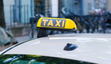 Auf einem Taxi leuchtet ein Taxi-Schild.
