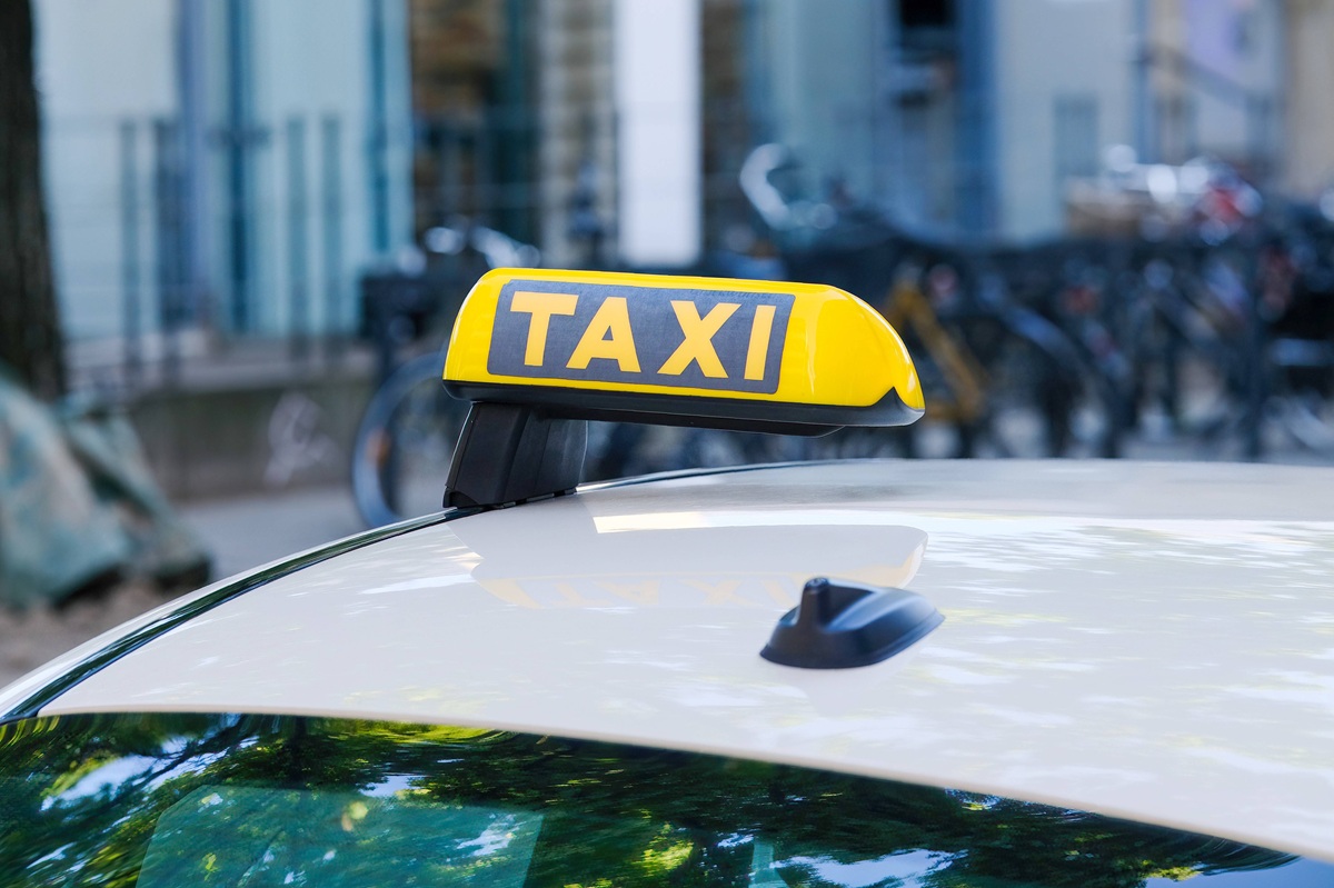 Auf einem Taxi leuchtet ein Taxi-Schild.