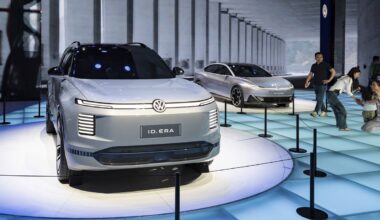 In einer Ausstellungshalle werden zwei Elektroautos ausgestellt.