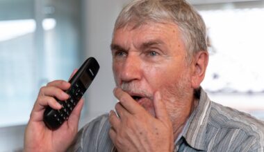 Mann kriegt einen Anruf und schaut ganz verwundert.