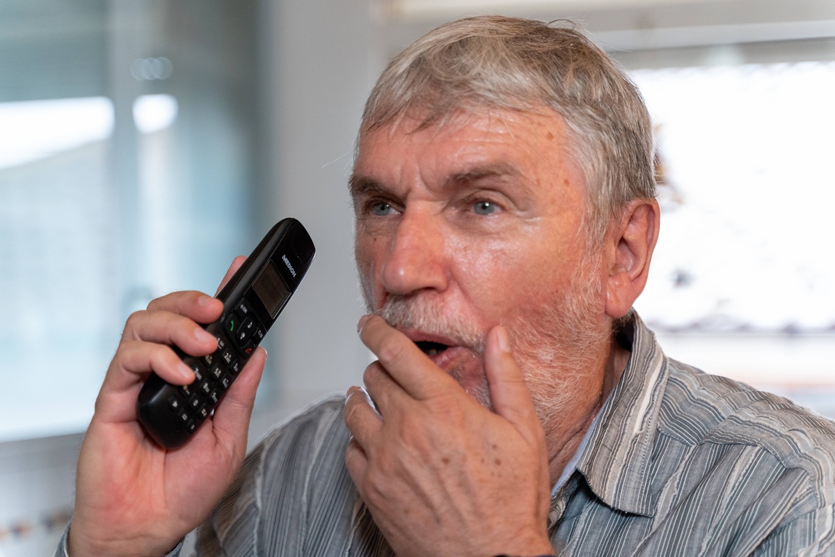 Mann kriegt einen Anruf und schaut ganz verwundert.