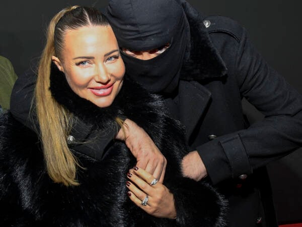 abb/Haftbefehl- Nina Anhan mit Aykut Anhan mit Sturmhaube zu Gast auf dem roten Teppich des Special Screening Event dem Netflix Doku Highlight Babo Die Haftbefehl Story in der Astor Film Lounge am 24.10.2025in Berlin Berlin Deutschland *** abb Haftbefehl Nina Anhan with Aykut Anhan with balaclava on the red carpet of the special screening event of the Netflix documentary highlight Babo The Haftbefehl Story at the Astor Film Lounge on 24 10 2025in Berlin Berlin Germany