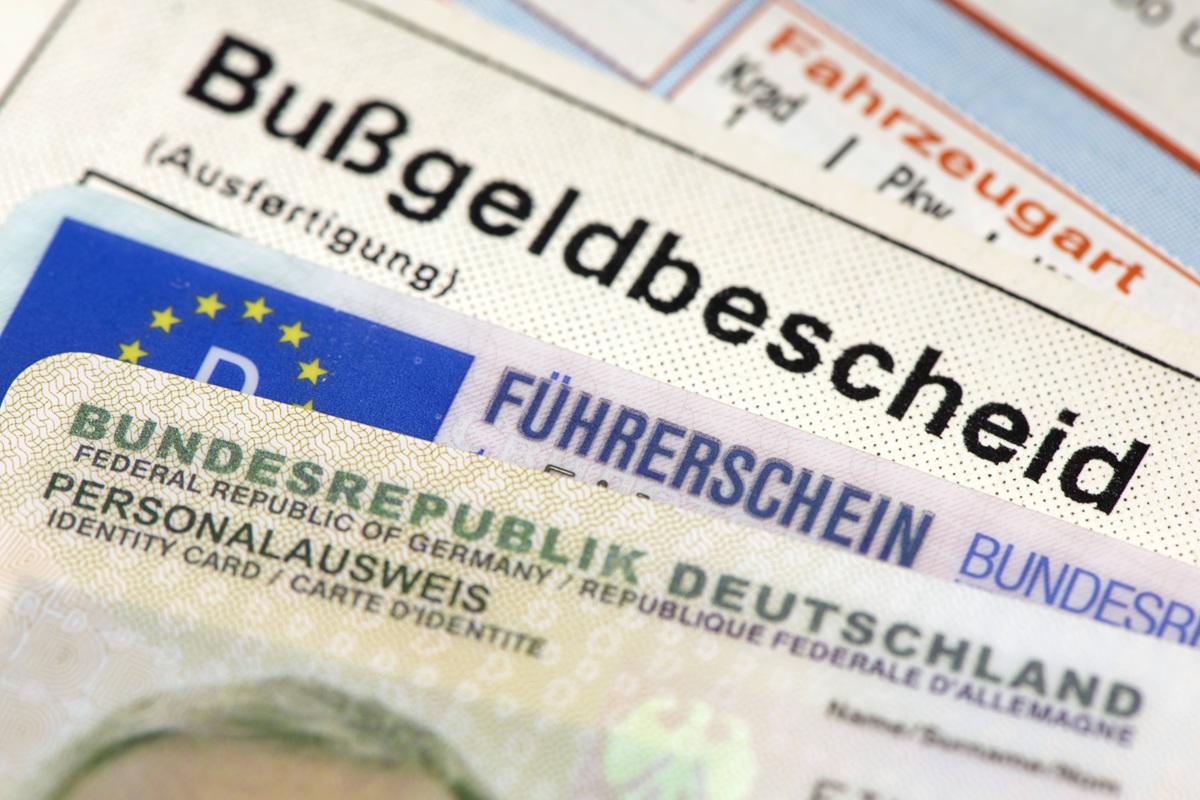 Ein Bußgeldbescheid wegen Verkehrsübertretung gegen die StVo als Symbolbild für Geldstrafe und Punkte