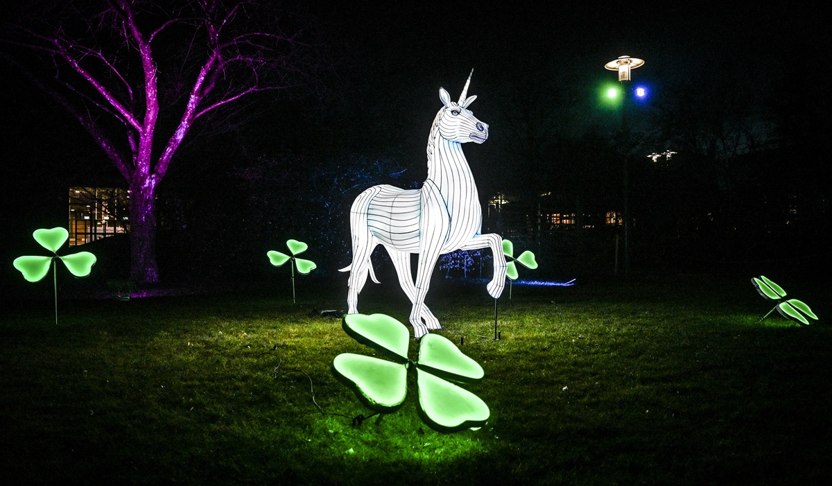 Einhorn steht beim Parkleuchten im Grugapark in Essen.