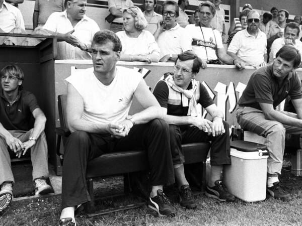Bildnummer: 09322381  Datum: 14.07.1985  Copyright: imago/Rust
Aus Bild- Pokalturnier - hier Hannover 96 gegen Hertha BSC Berlin - am 14.07.1985 in Havelse. Im Foto: Trainerbank von Hertha BSC mit Trainer Uwe Kliemann vorn. ; Fussball Herren GER sw xmk 1985 quer  Testspiel 1986

Image number 09322381 date 14 07 1985 Copyright imago Rust out Picture  here Hanover 96 against Hertha BSC Berlin at 14 07 1985 in Havelse in Photo Trainer Bank from Hertha BSC with team manager Uwe Kliemann front Football men ger SW xmk 1985 horizontal try out 1986 