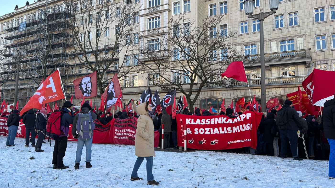 Tausende ziehen zu Gräbern von Luxemburg und Liebknecht in Berlin
