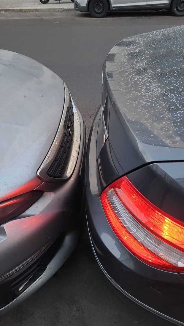 Wegen Parkplatzmangel in Berlin stellen Autofahrer ihre Wagen im Millimeterabstand zu anderen ab.