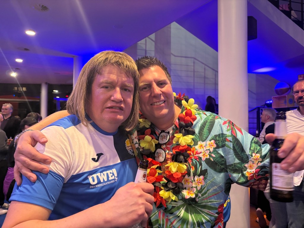 Zwei Männer feiern beim Malle-Musical in duisburg.