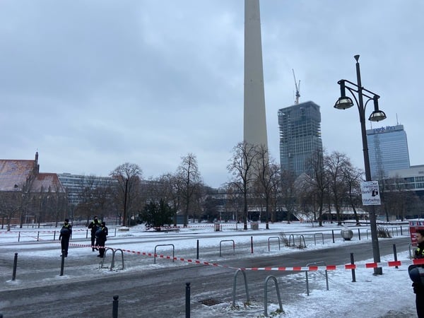 Der Alexanderplatz in Berlin-Mitte ist wegen herunterfallender Eisschollen abgesperrt.
Foto: Daniel Böldt