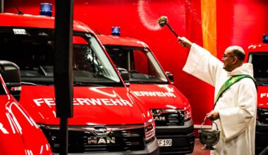 Christlicher Segen für neue Feuerwehrautos