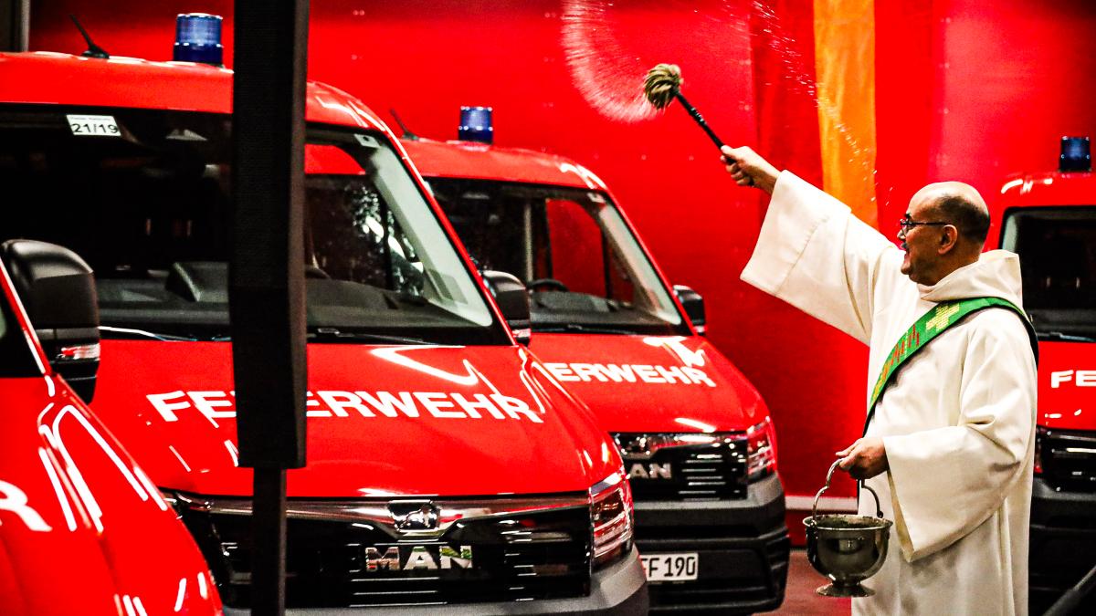 Christlicher Segen für neue Feuerwehrautos