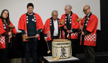 Anschlagen des Sakefasses auf dem Neujahrsfest 2025