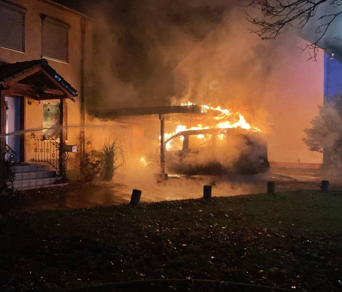 Camper und Carport in Bonn brennen