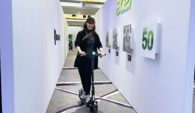 Redakteurin Dr. Lotta Kinitz fährt auf dem Acer Predator ES Storm Pro in einem Messegang