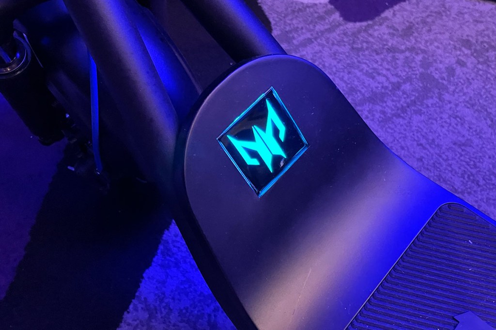 Das Predator-Logo am Rand der Trittfläche leuchtet in blau