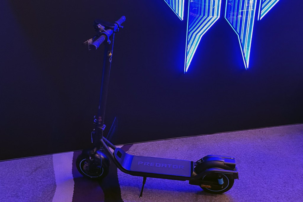 Der Acer Predator ES Storm Pro vor einem großen, beleuchteten Predator-Logo