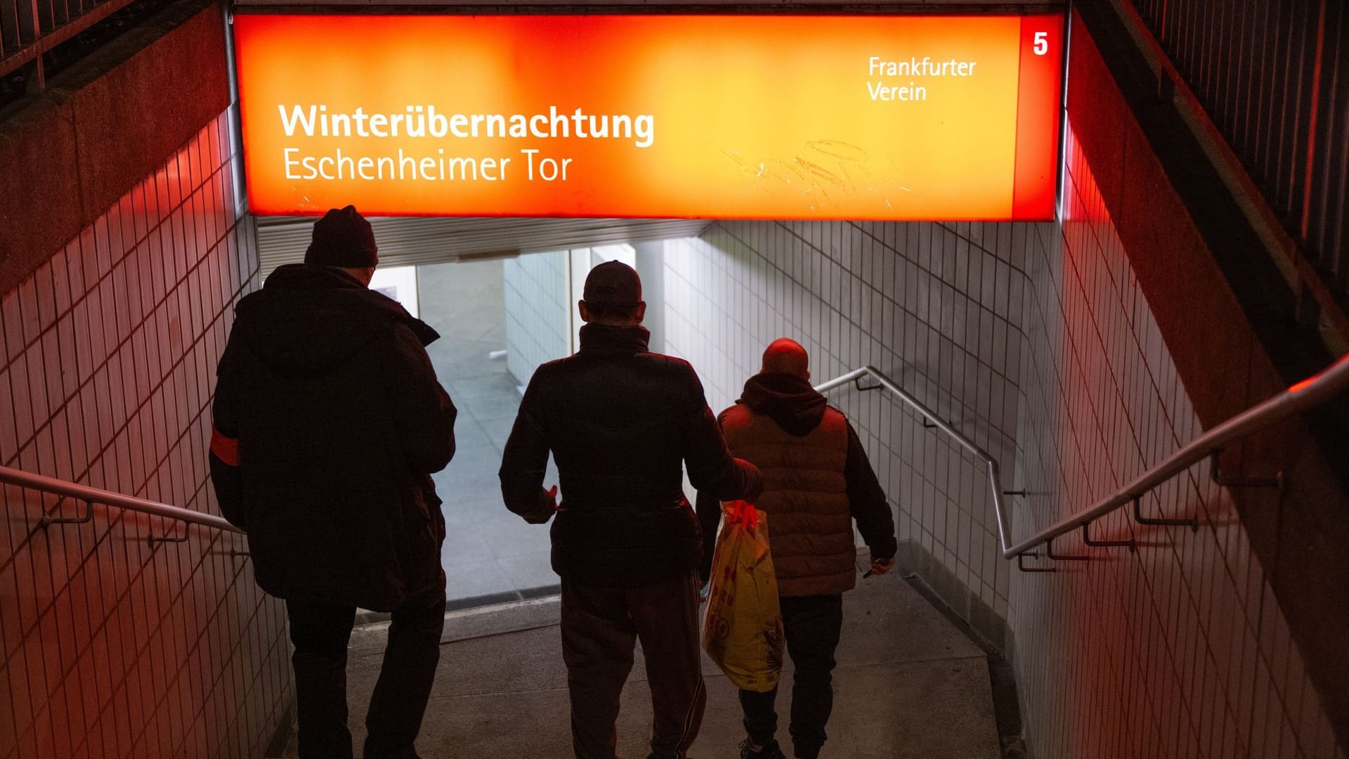 Kältebus versorgt Obdachlose in Frankfurt