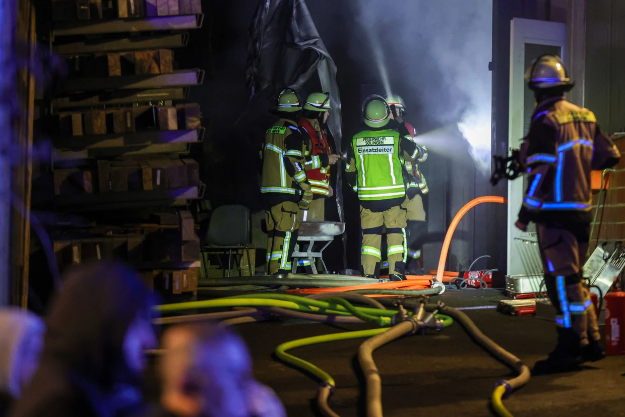 In Solingen sind Einsatzkräfte der Feuerwehr in der Silvesternacht im Einsatz beim Brand einer Lagerhalle.